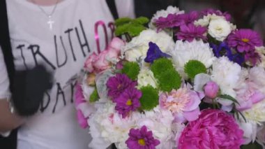 Bir buket çiçek yapma çiçekçi kadar kapatın. Peone ve gül