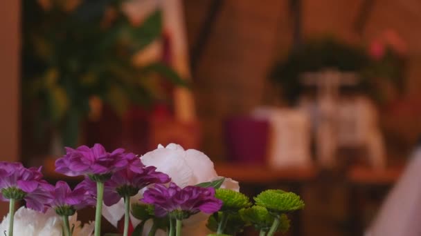 Arranjador de flores profissional mostra como fazer um buquê de flores mistas — Vídeo de Stock
