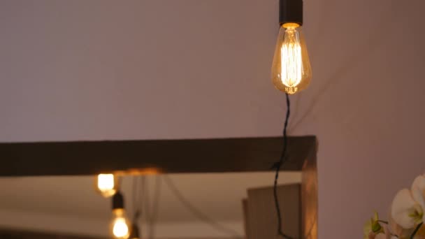 Группа старинных ламп накаливания с бликом объектива 3d анимации рендеринга. Свет включен. — стоковое видео