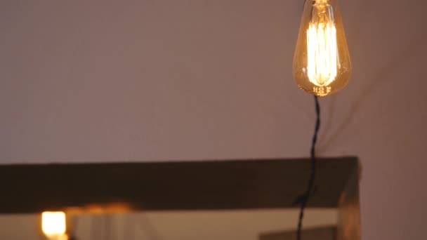 Groupe de lumières vintage ampoule avec lentille fusée éclairante 3D rendu animation. Les lumières sont allumées 