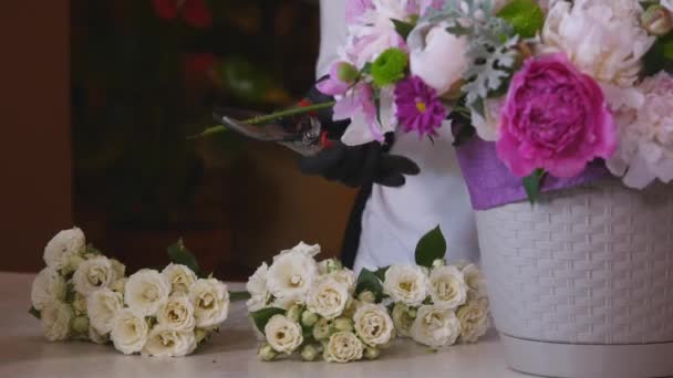 Close up florista fazendo um buquê de flores.Peone e rosas — Vídeo de Stock