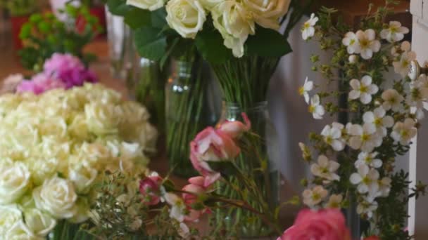 Verse snijbloemen en arrangementen in de bloemenwinkel, bijhouden van schot — Stockvideo