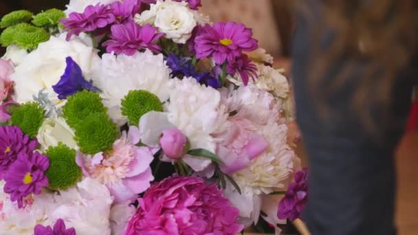 Close up florista fazendo um buquê de flores.Peone e rosas — Vídeo de Stock
