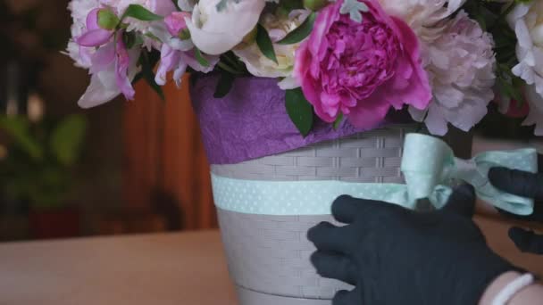 Close up florista fazendo um buquê de flores.Peone e rosas — Vídeo de Stock