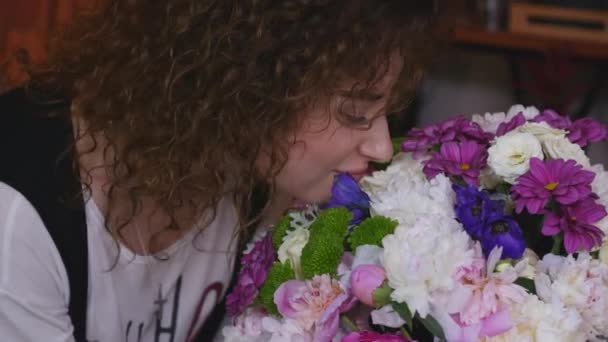 Närbild av florist göra en bukett blommor. Peone och rosor — Stockvideo