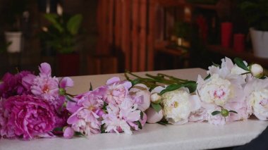 Buket pembe Peonies kazanmaya profesyonel çiçekçi başlamak