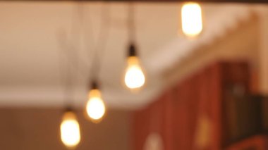 Vintage ampul ışıkları ile lens flare 3d render animasyon grubu. Işıklar açık