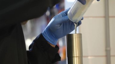 Araba amortisör hizmet atölyesinde çalışan otomatik mühendisi mekanik