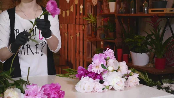 Професійний флорист почати робити букет з рожевих півоній — стокове фото
