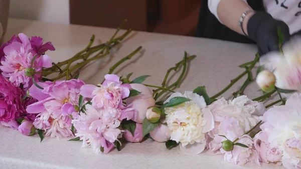 Profesjonalnych kwiaciarni Zacznij bukiet róż i białych piwonie — Zdjęcie stockowe