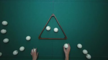 Kız hazırlanıyor topları için oyun. Kız bilardo topları setleri ve plastik üçgen kaldırır. Başlama pozisyonu içinde bilardo topları. Atış izleme, yakın çekim