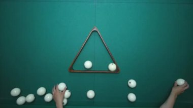 İçin oyuncu hazırlanıyor balls çal. Adam bilardo topları setleri ve plastik üçgen kaldırır. Başlama pozisyonu içinde bilardo topları. Atış izleme, yakın çekim