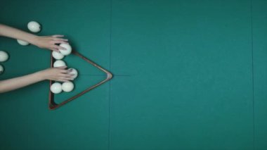 İçin oyuncu hazırlanıyor balls çal. Adam bilardo topları setleri ve plastik üçgen kaldırır. Başlama pozisyonu içinde bilardo topları. Atış izleme, yakın çekim