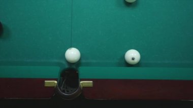 Bilardo spor oyunu. bilardo topu masanın üzerine rulo