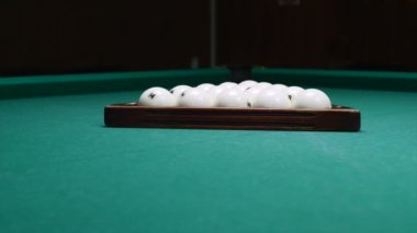 Rus bilardo topları vardır