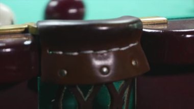 Bilardo topu bir cep içine düşüyor