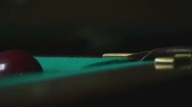 Bilardo topu bir cep içine düşüyor