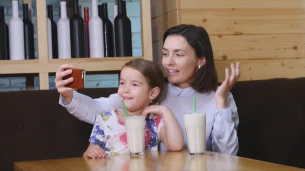 Papá hace selfie con su hijo en un café — Vídeo de stock