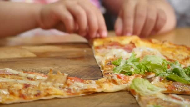 Παιδιά να διασκεδάζουν τρώγοντας πίτσα σε ένα καφέ — Αρχείο Βίντεο