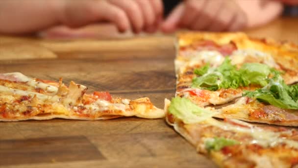 Děti baví konzumace pizzy v kavárně — Stock video