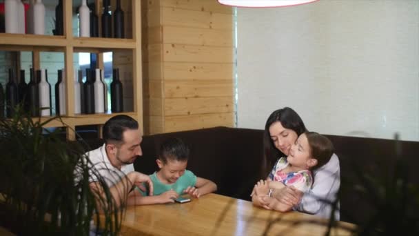 Familia sentada mesa juntos en un café — Vídeos de Stock