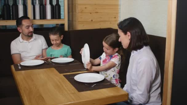 Feliz familia cariñosa con lindos niños pequeños juntos en la cafetería — Vídeos de Stock