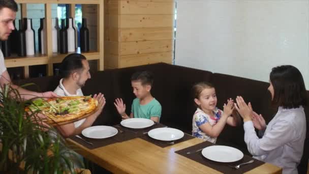 Щаслива ласкава сім'я з милими маленькими дітьми разом у кафе — стокове відео