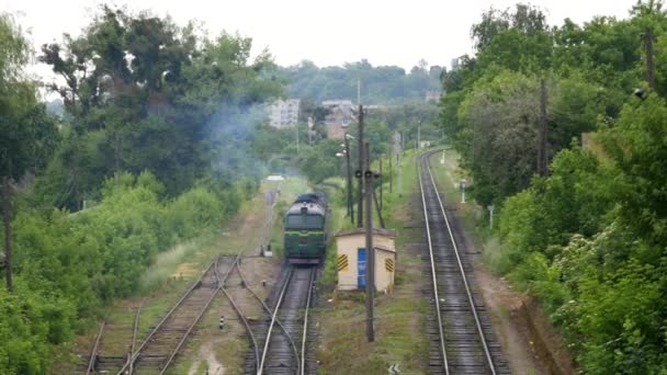 Поїзд їде на рейках, вид зверху — стокове відео