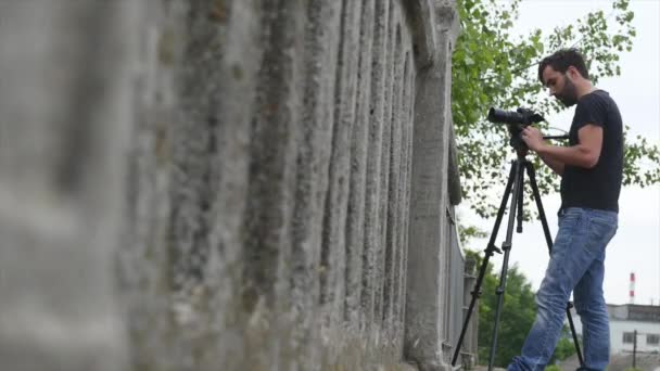 Operador de videocámara. disparar desde abajo — Vídeos de Stock