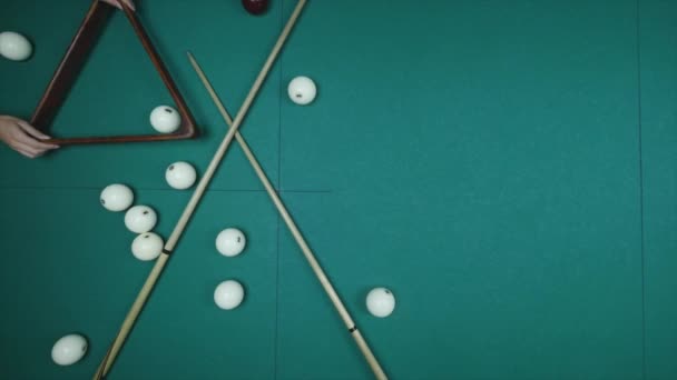 Спортивная игра в бильярд. Бильярдные шарики на столе — стоковое видео