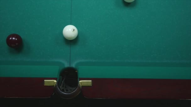 Sportovní hra kulečník. kulečníková koule valí na stůl — Stock video