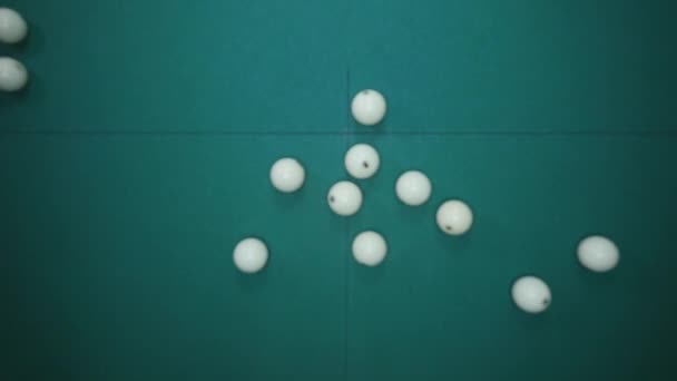 Jeu sportif de billard. Rouleaux de billard sur la table — Video