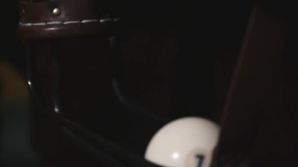 Balle de billard tombe dans une poche 