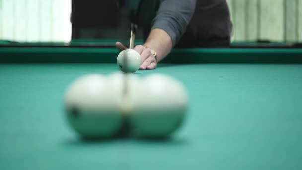 Män spela biljard - ung Man foder till bollen på professionell biljardbord. Billiard player koncentrationssvårigheter och som syftar till boll. Biljardklubb. Slow motion 240 fps. Full Hd 1080p — Stockvideo