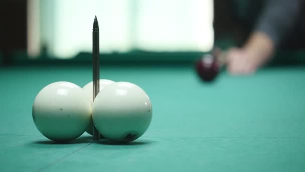 Männer spielen Billard - junger Mann reiht sich an Ball auf professionellem Billardtisch. Billardspieler, der konzentriert auf den Ball zielt. Billardclub. Zeitlupe 240 fps. voll hd 1080p — Stockvideo