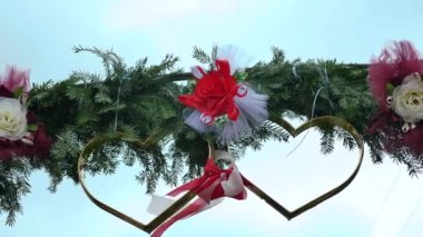 Ukrayna'nın düğün süslemeleri. Çiçekler kemer