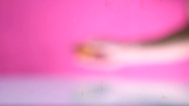 Yumurta doğrudan kameraya parçalandı