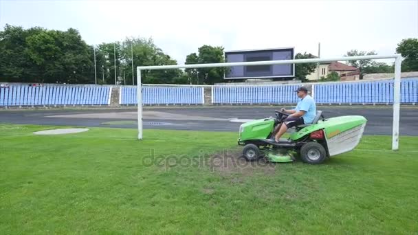 Futbol stadyumunda çim biçmek. — Stok video