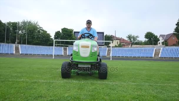 Cortando hierba en un estadio de fútbol — Vídeo de stock