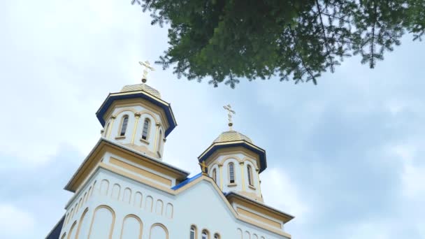 Православна Церква, католицька церква, купол церкви на блакитному небі, проти куполи skygolden — стокове відео
