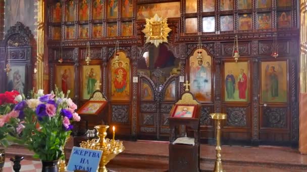 Vieille iconostase vieille iconostase dans l'Eglise catholique — Video