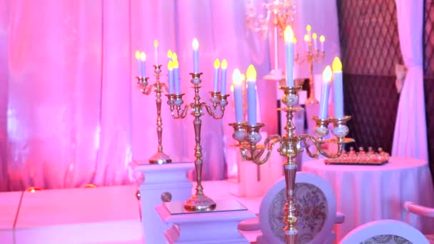 Interno di una decorazione sala di nozze pronto per gli ospiti.Bella sala per cerimonie e matrimoniali.Wedding concettuale.Luxury elegante ricevimento di nozze decorazioni viola costoso hall.Wedding arredamento — Video Stock