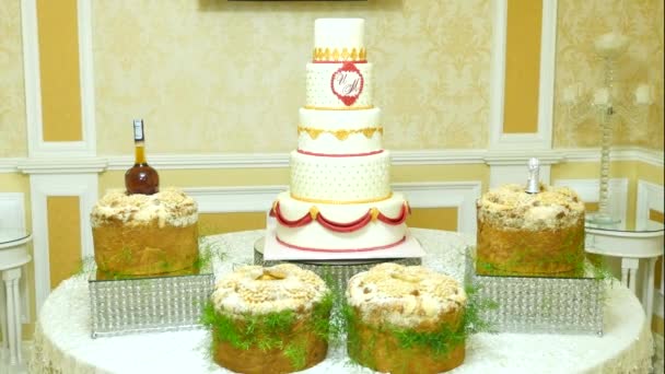 Très beau gâteau de mariage blanc — Video