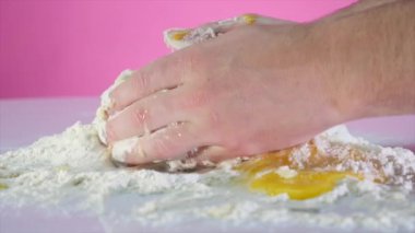 Eller un ve yumurta hamur yoğurmak