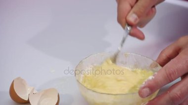 Unu yavaş hareket ile bir kasede yumurta kırmak