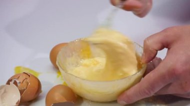 Unu yavaş hareket ile bir kasede yumurta kırmak