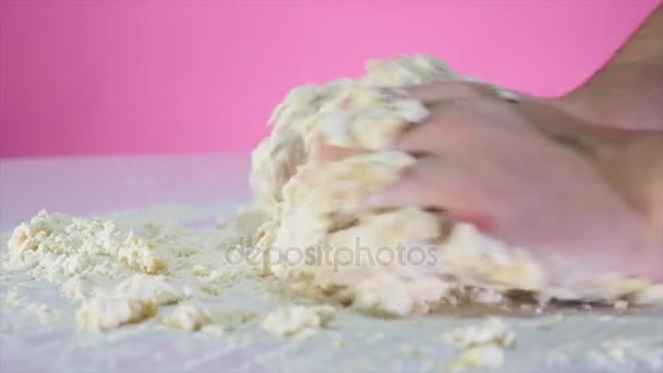 De handen kneed het deeg van bloem en eieren — Stockvideo