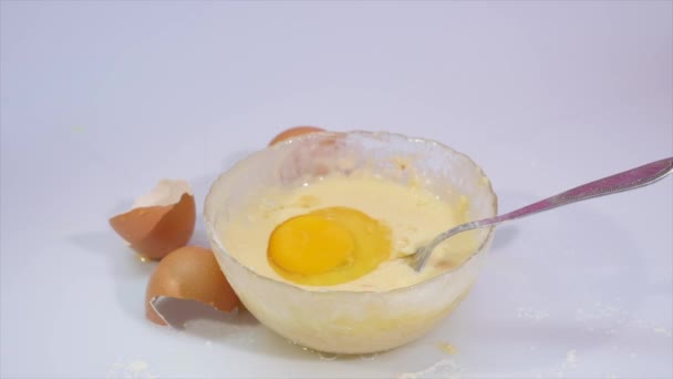 Разбить яйцо в миске с мукой — стоковое видео