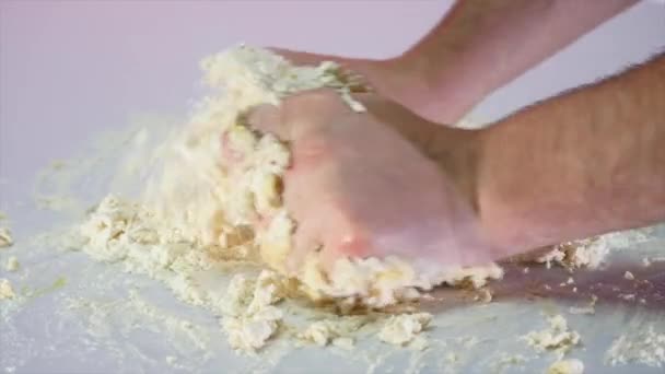 The hands knead the dough from flour and eggs — Stock Video