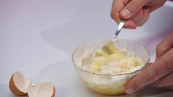 Σπάσει το αυγό σε ένα μπολ με αλεύρι αργή κίνηση — Αρχείο Βίντεο